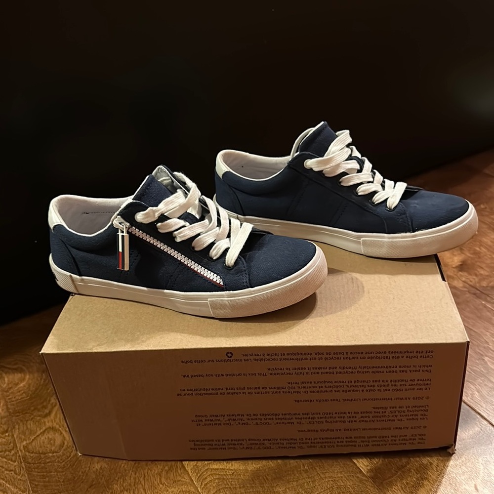 TOMMY HILFIGER Women sneakers size 8M